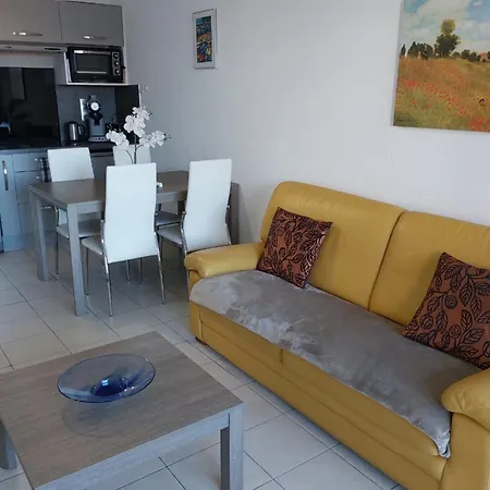Cosy Seaside With A Pool Appartement
